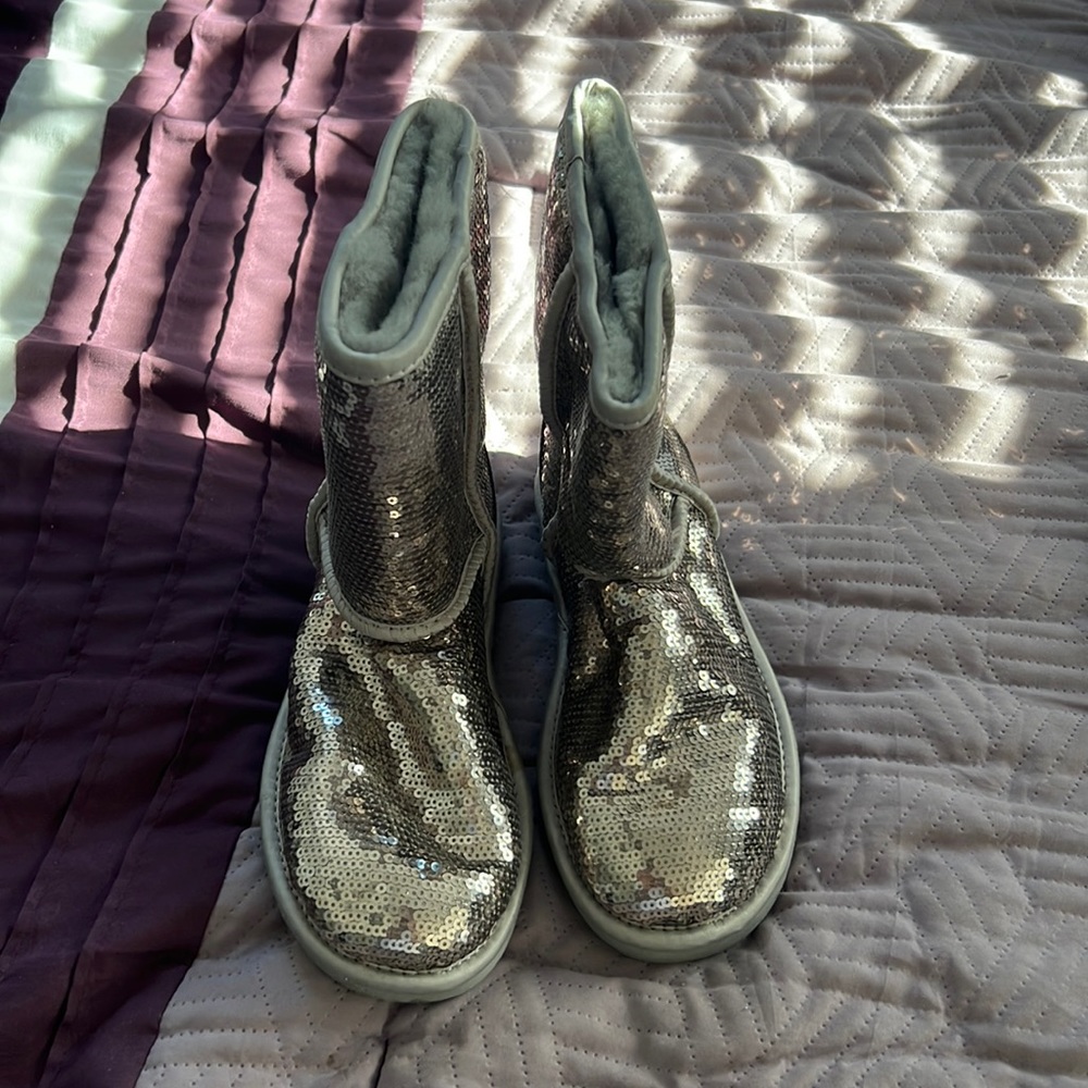 Ugg silver sequence boots rarely worn no wear and tear size 6.5